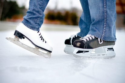 pareja patinando sobre hielo